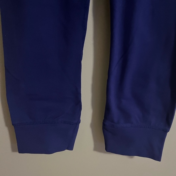 Athleta bright blue reflective rear pocketed Capri leggings size extra small - Picture 5 of 7